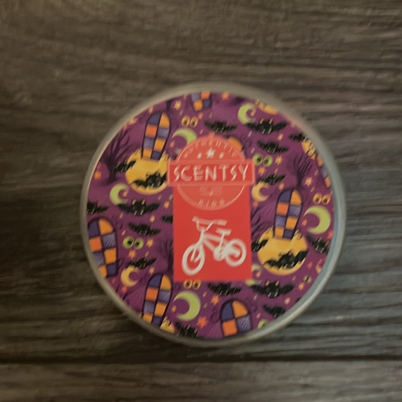 tart green apples accented by a sweet candy twister - Picture 3 of 3